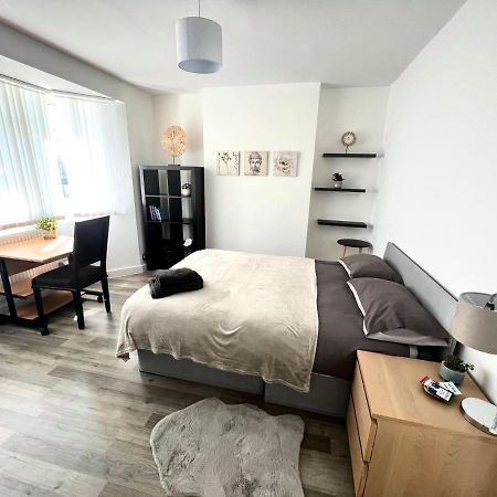 Modern Double Room With Fire Tv Londres Extérieur photo