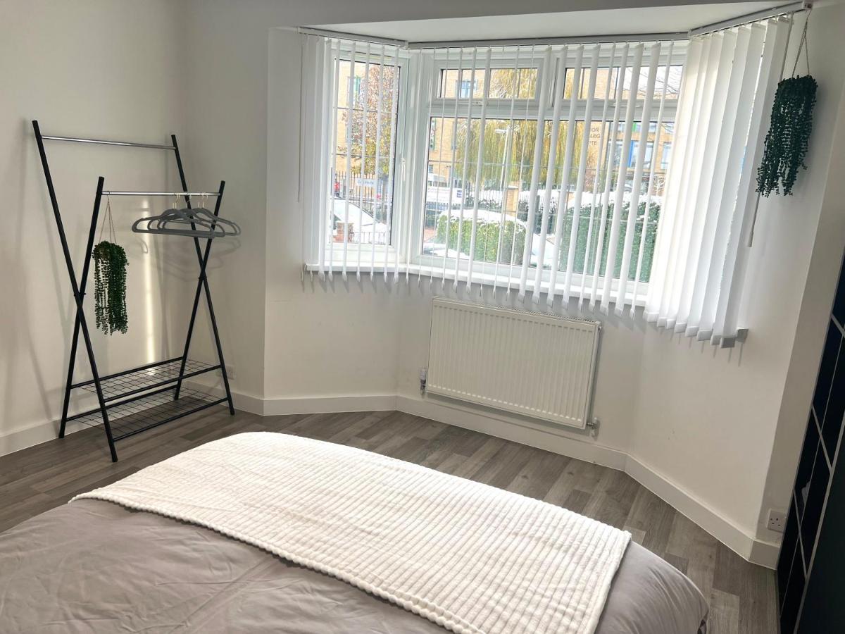Modern Double Room With Fire Tv Londres Extérieur photo