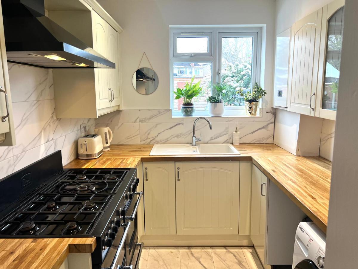 Modern Double Room With Fire Tv Londres Extérieur photo