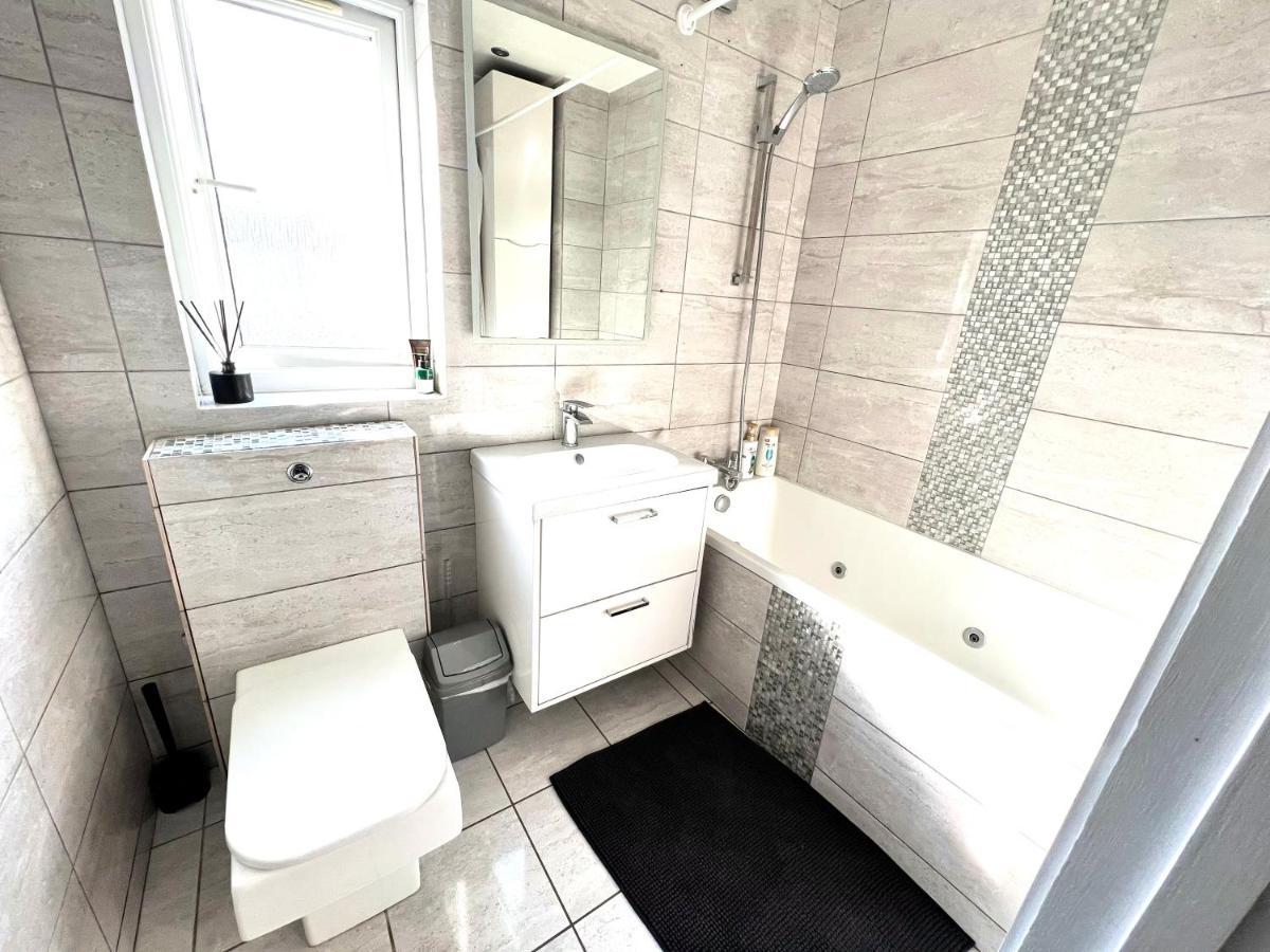 Modern Double Room With Fire Tv Londres Extérieur photo