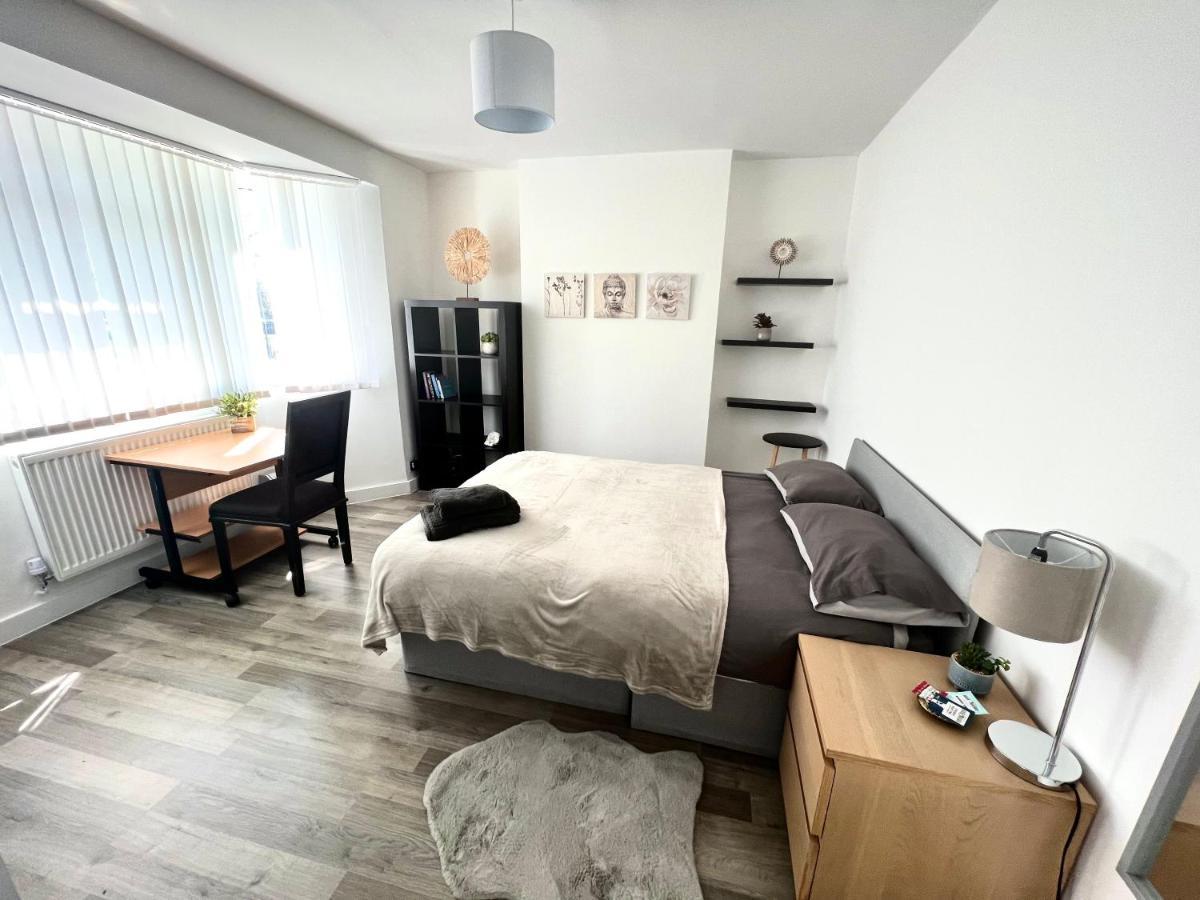 Modern Double Room With Fire Tv Londres Extérieur photo